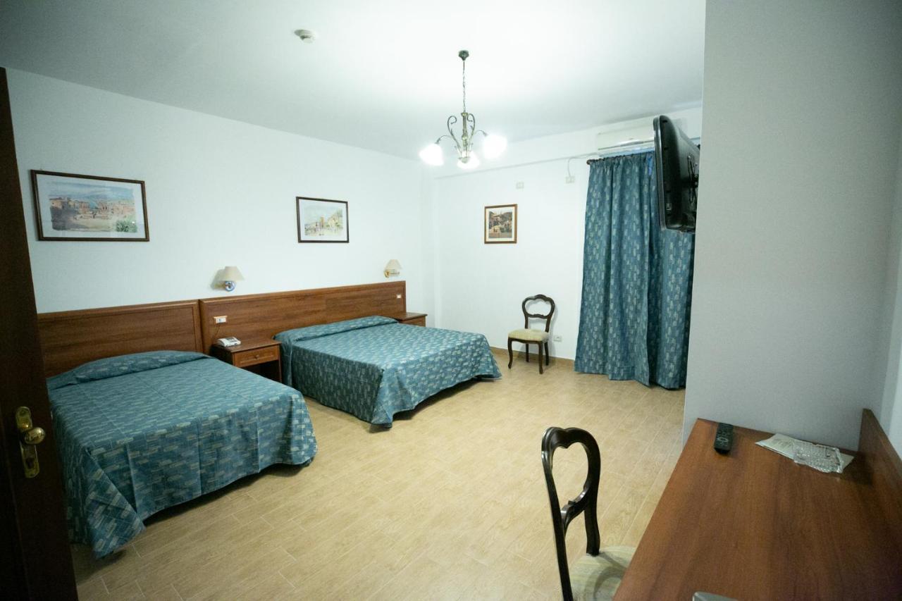 Hotel La Riva جيارديني ناكسوس المظهر الخارجي الصورة