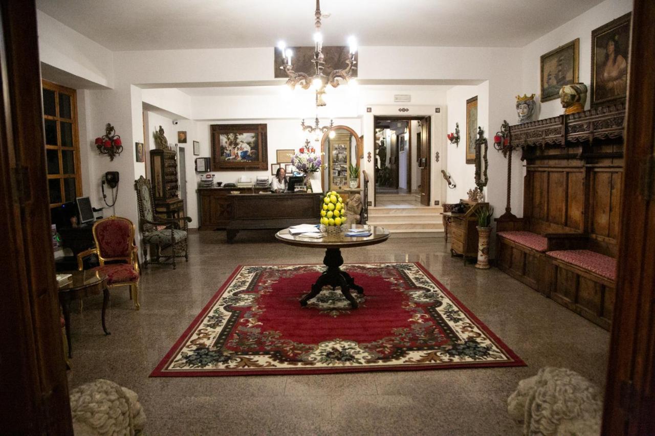 Hotel La Riva جيارديني ناكسوس المظهر الخارجي الصورة