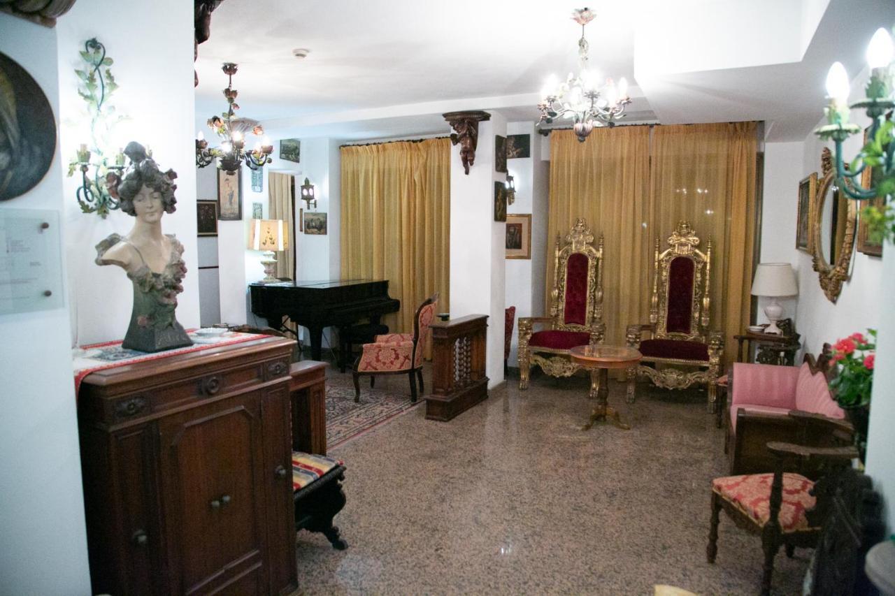 Hotel La Riva جيارديني ناكسوس المظهر الخارجي الصورة