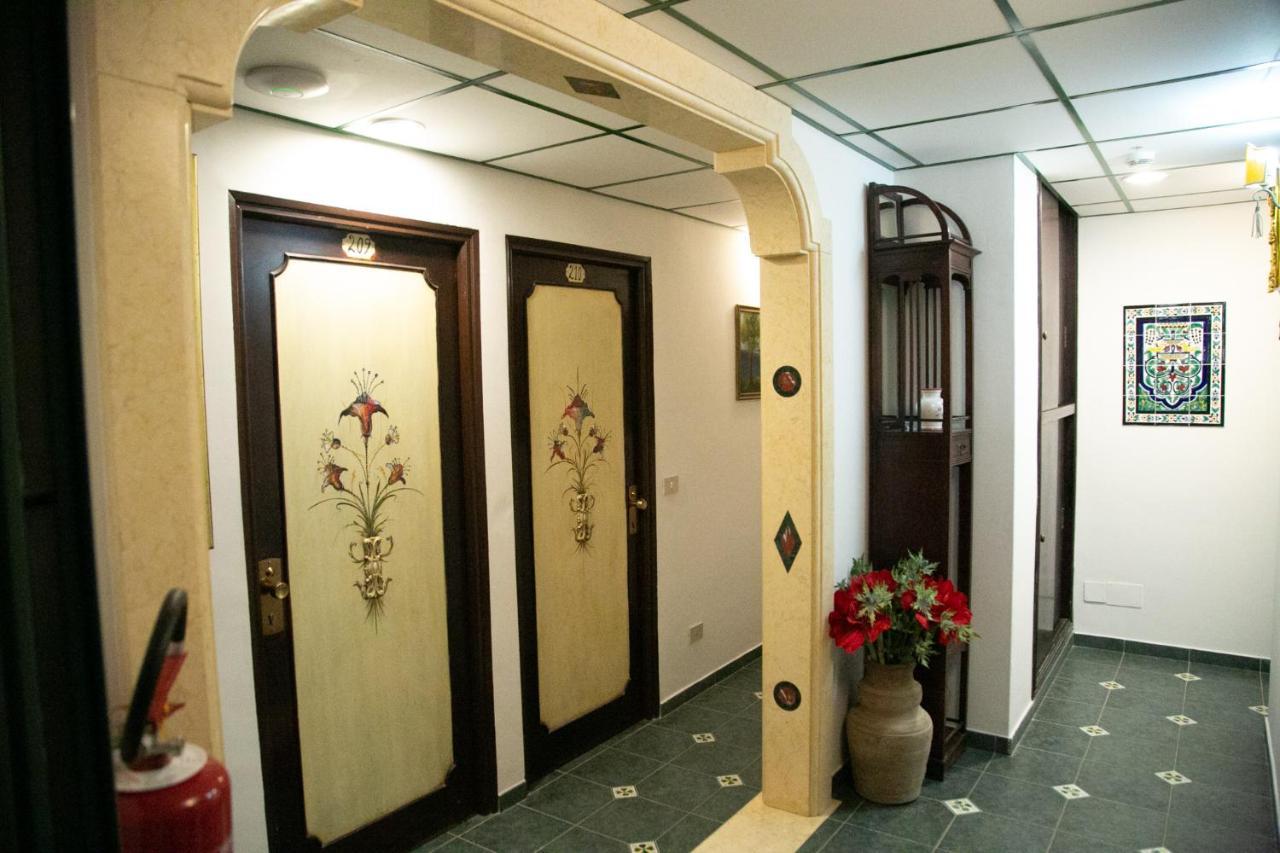 Hotel La Riva جيارديني ناكسوس المظهر الخارجي الصورة