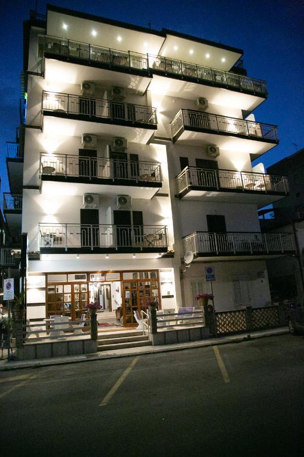 Hotel La Riva جيارديني ناكسوس المظهر الخارجي الصورة