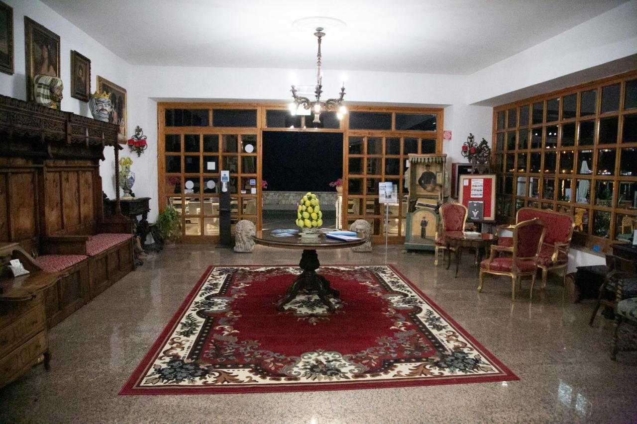 Hotel La Riva جيارديني ناكسوس المظهر الخارجي الصورة