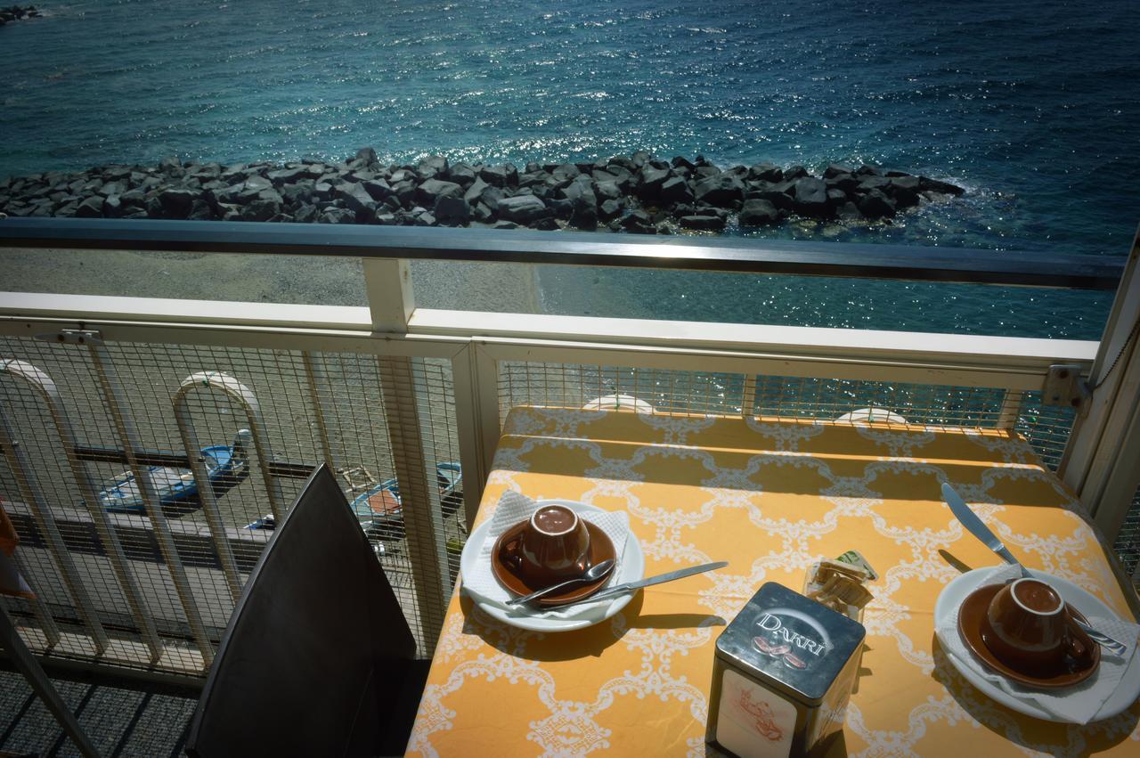 Hotel La Riva جيارديني ناكسوس المظهر الخارجي الصورة
