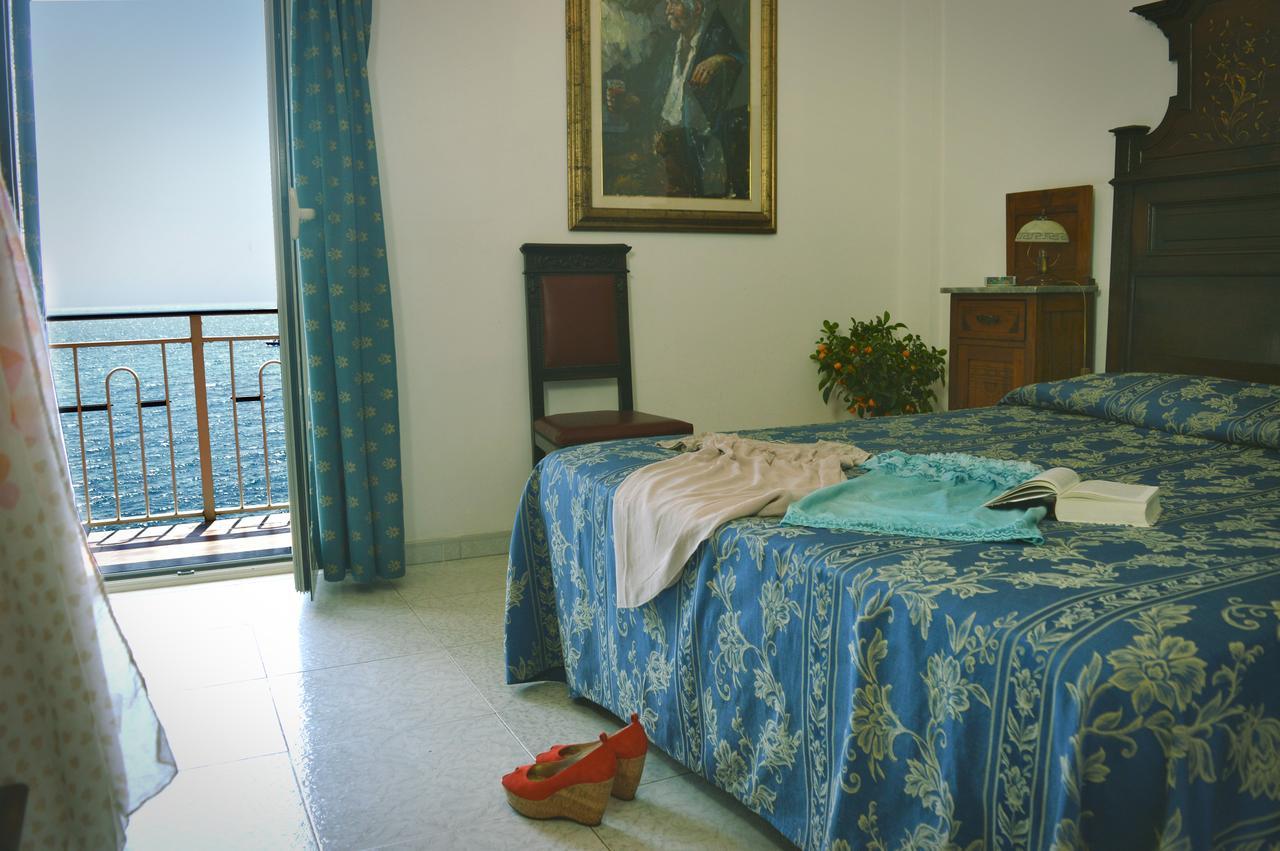 Hotel La Riva جيارديني ناكسوس المظهر الخارجي الصورة