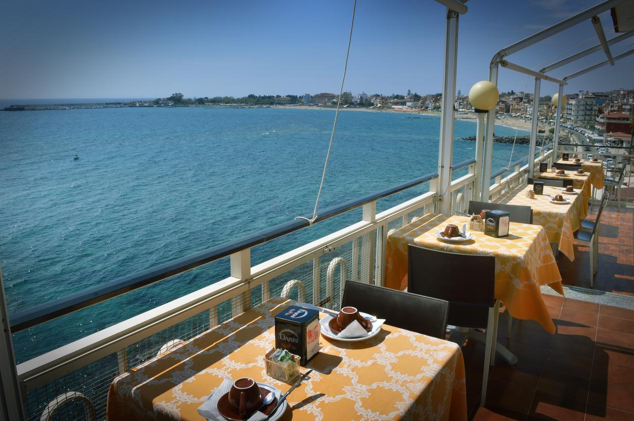 Hotel La Riva جيارديني ناكسوس المظهر الخارجي الصورة