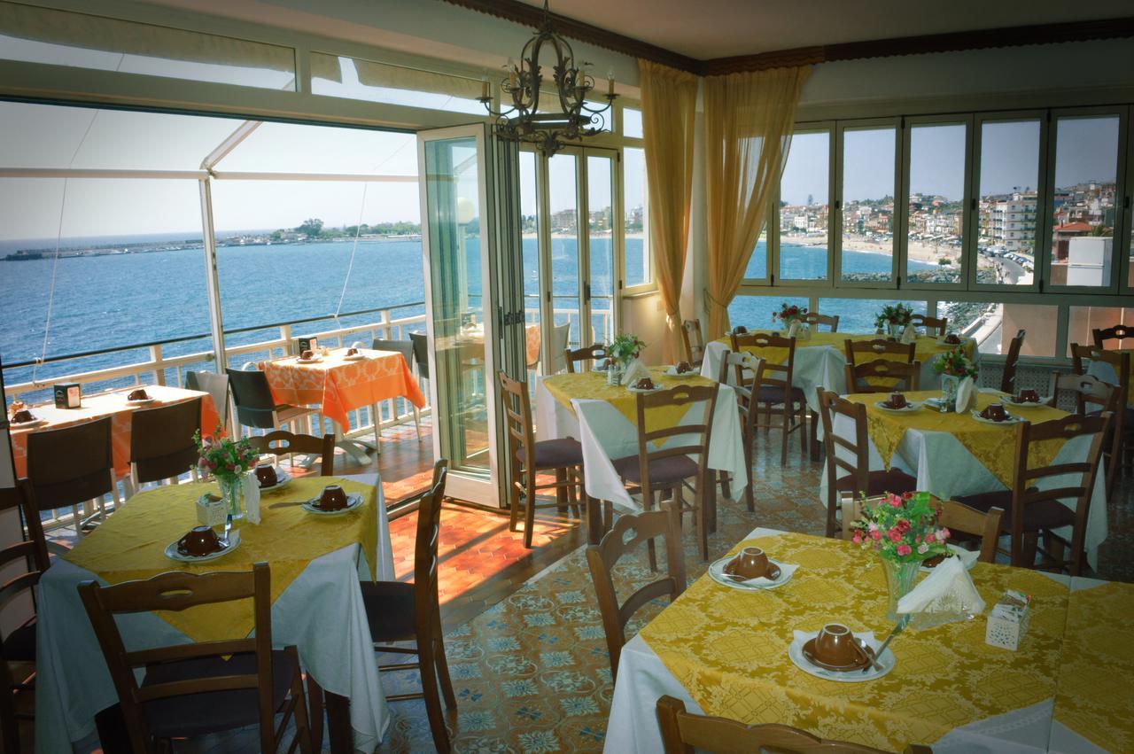 Hotel La Riva جيارديني ناكسوس المظهر الخارجي الصورة