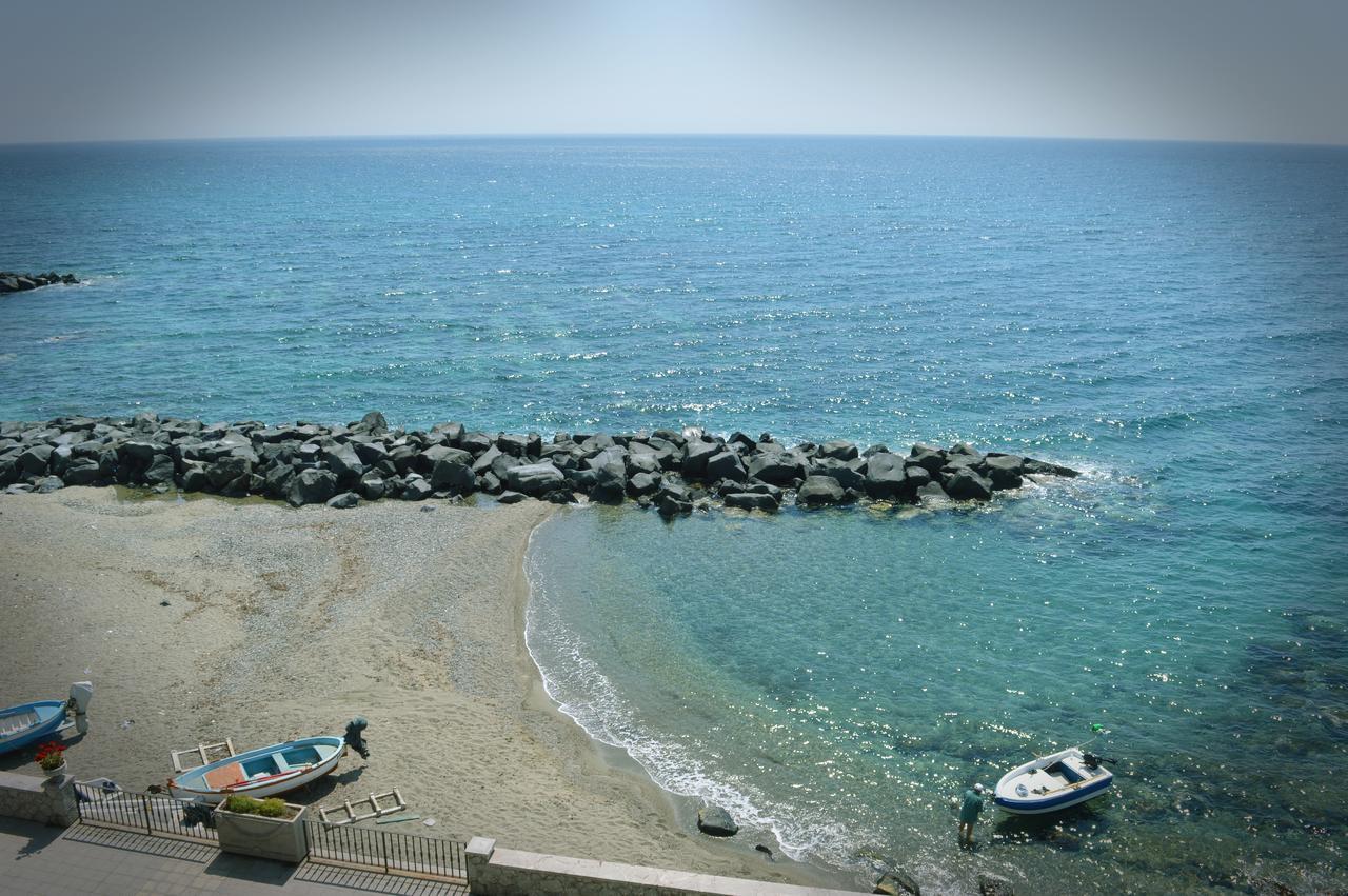 Hotel La Riva جيارديني ناكسوس المظهر الخارجي الصورة
