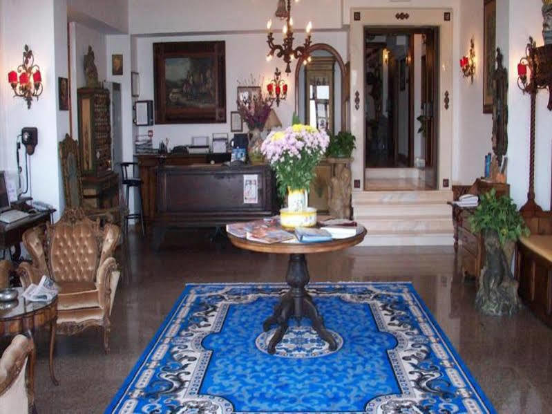 Hotel La Riva جيارديني ناكسوس المظهر الخارجي الصورة