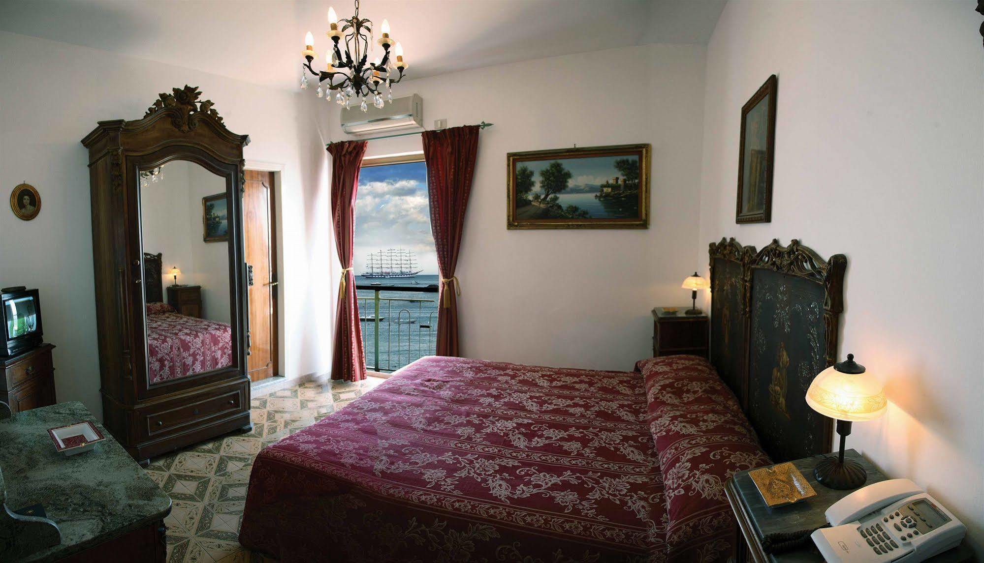 Hotel La Riva جيارديني ناكسوس المظهر الخارجي الصورة