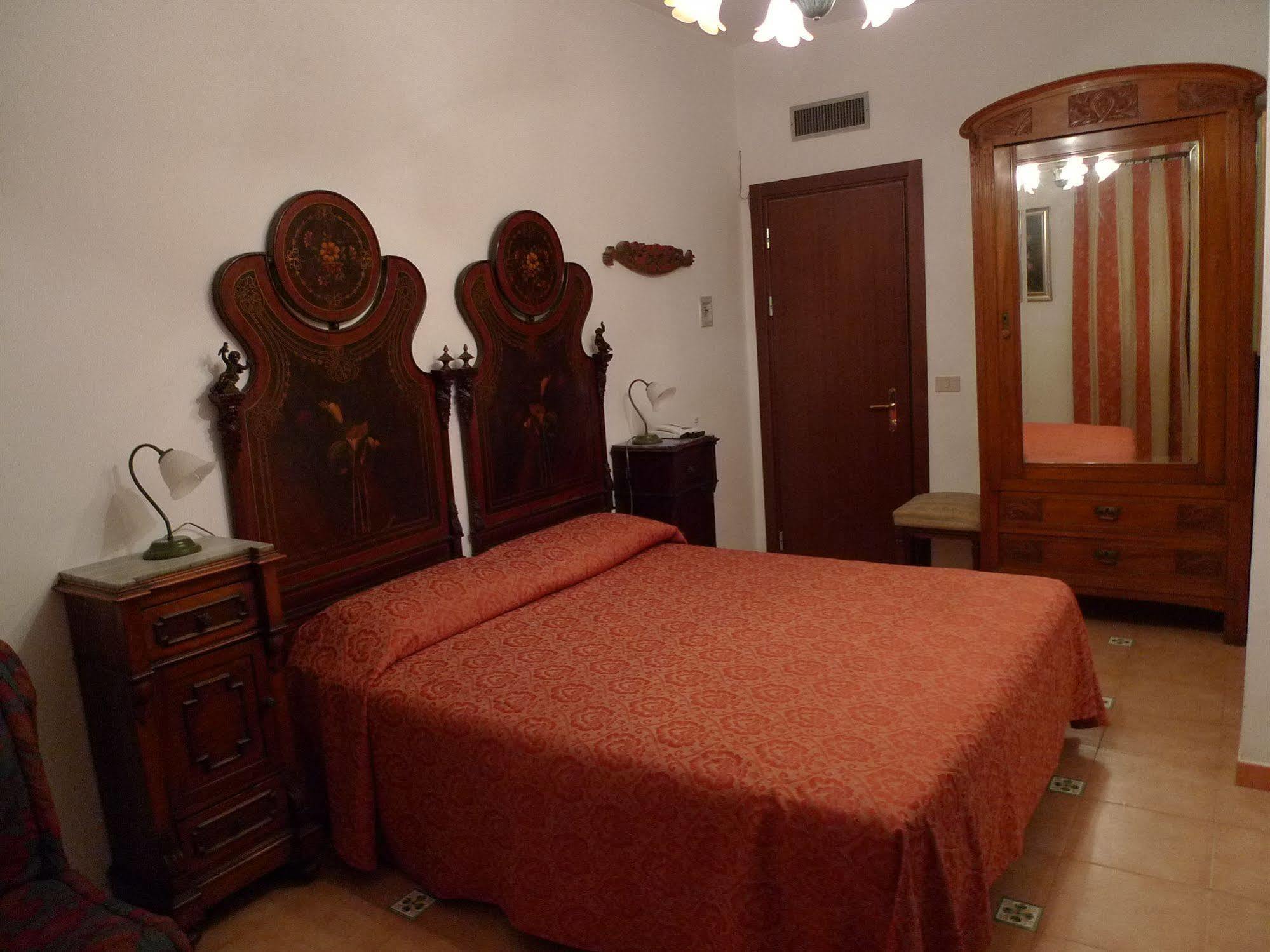 Hotel La Riva جيارديني ناكسوس المظهر الخارجي الصورة