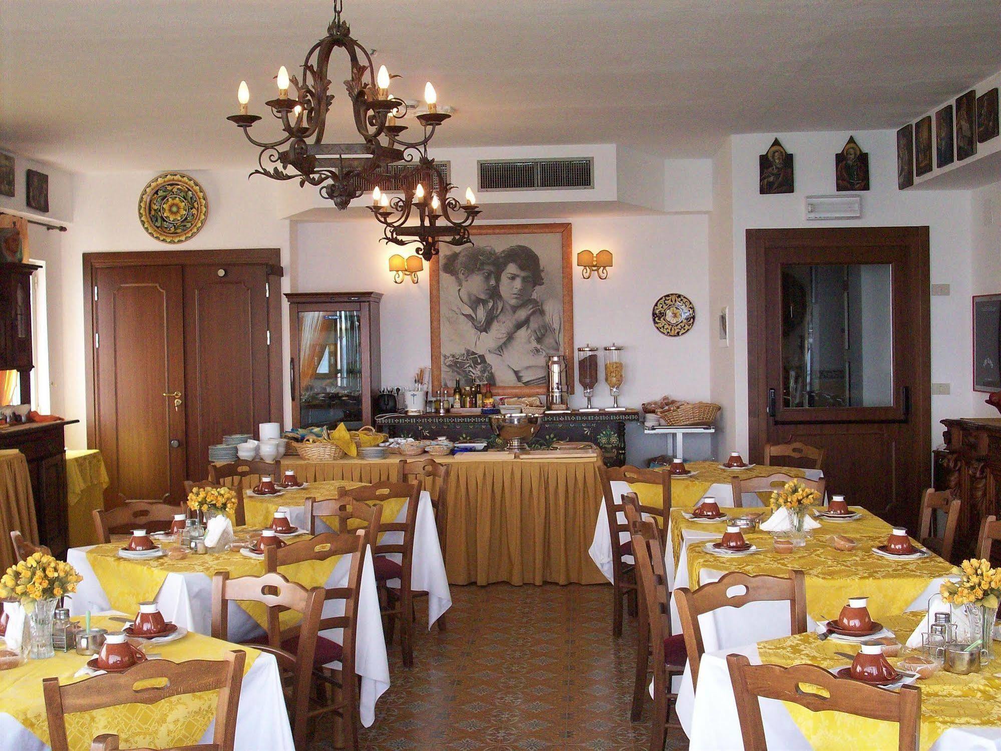 Hotel La Riva جيارديني ناكسوس المظهر الخارجي الصورة