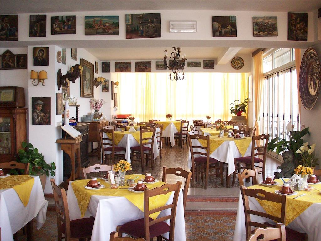 Hotel La Riva جيارديني ناكسوس المظهر الخارجي الصورة