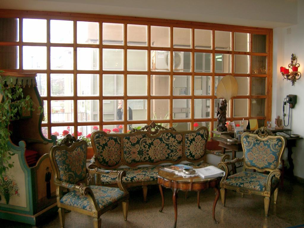 Hotel La Riva جيارديني ناكسوس المظهر الخارجي الصورة