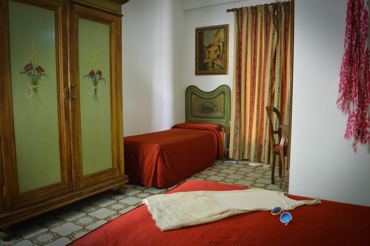 Hotel La Riva جيارديني ناكسوس المظهر الخارجي الصورة