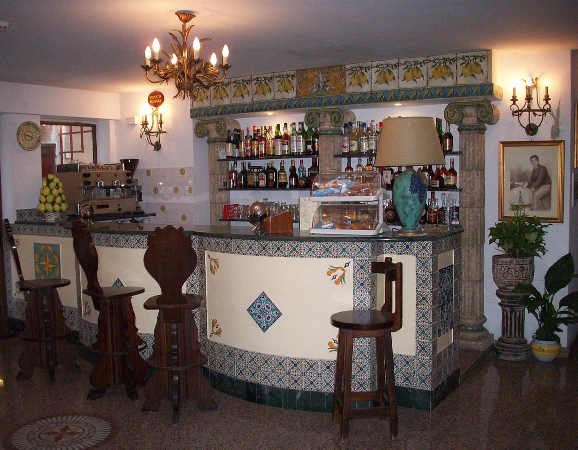 Hotel La Riva جيارديني ناكسوس المظهر الخارجي الصورة